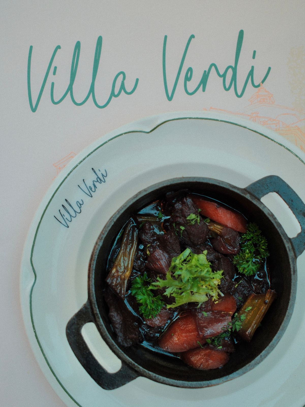 Plat mijoté servi dans une assiette Villa Verdi
